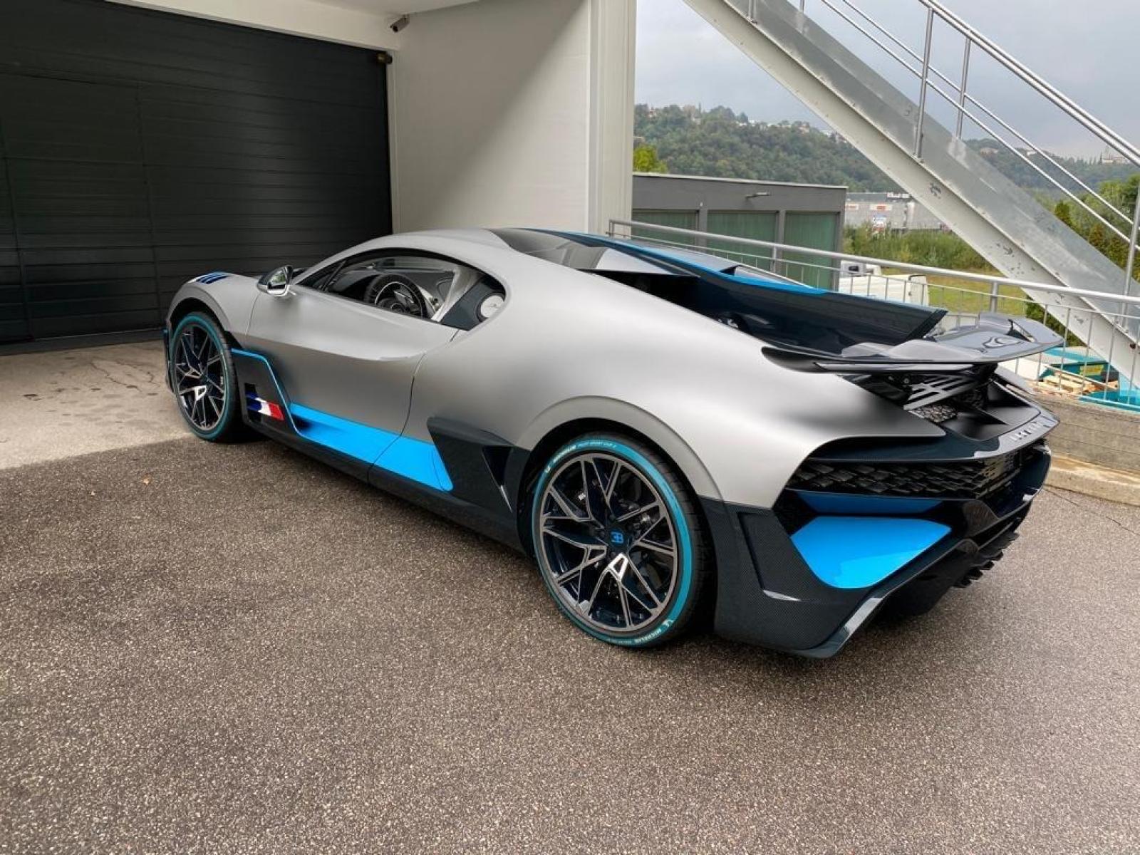 2020 Blue /Gray Bugatti Divo , 0.000000, 0.000000 - BUGATTI DIVO Argent matt / Divo Racing Blue, glossy / Divo Titanium Grey, Int Black / grey Brake caliper: Grey - Photo #2